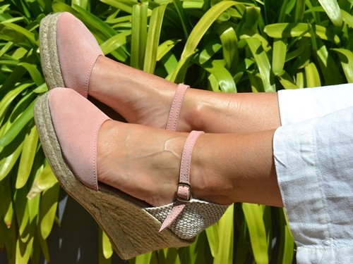 Alpargata cuña alta de serraje con pulsera mujer